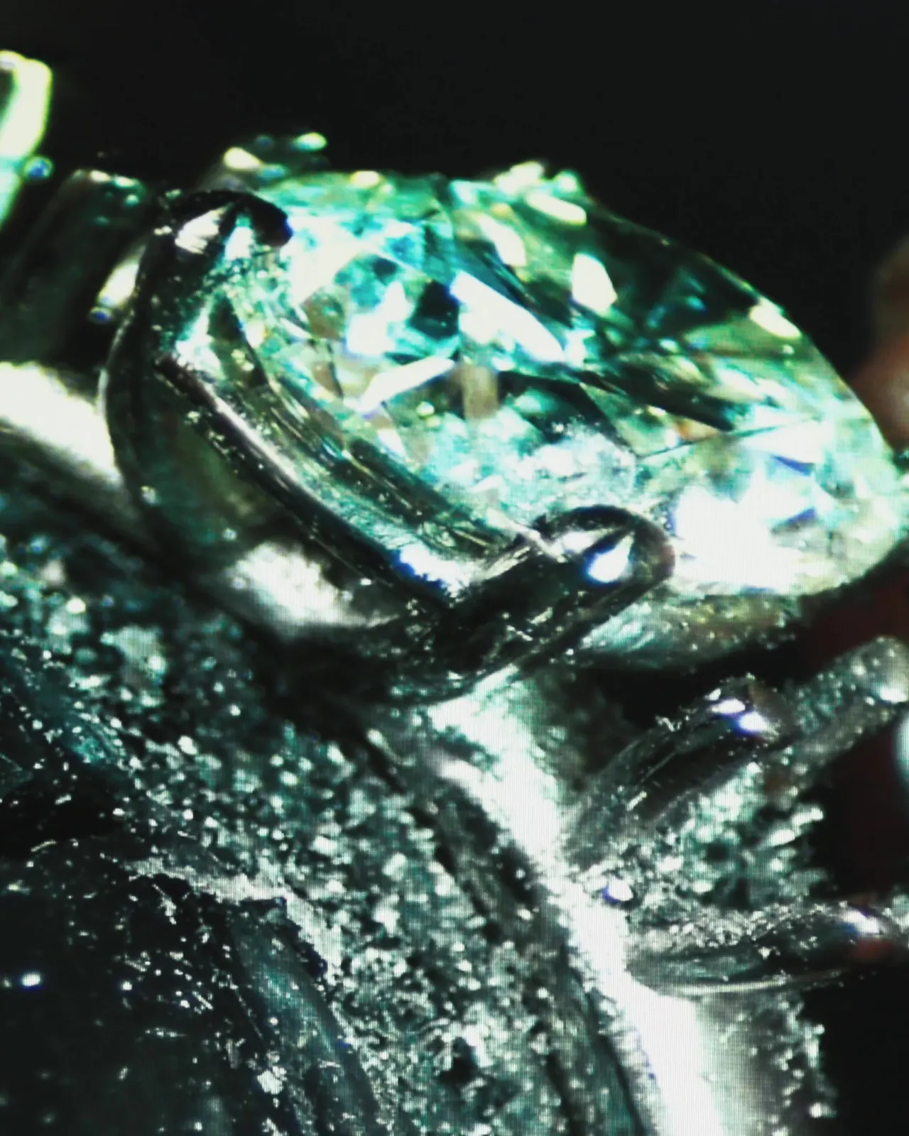 Krappenfassung: Diamant wird unter dem Mikroskop mit Krappen gefasst
