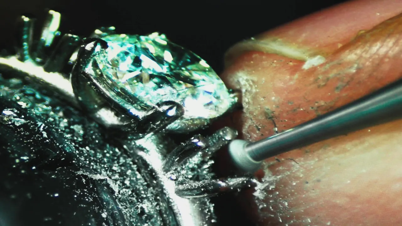 Diamant wird in einer Krappenfassung gefasst, Makroaufnahme