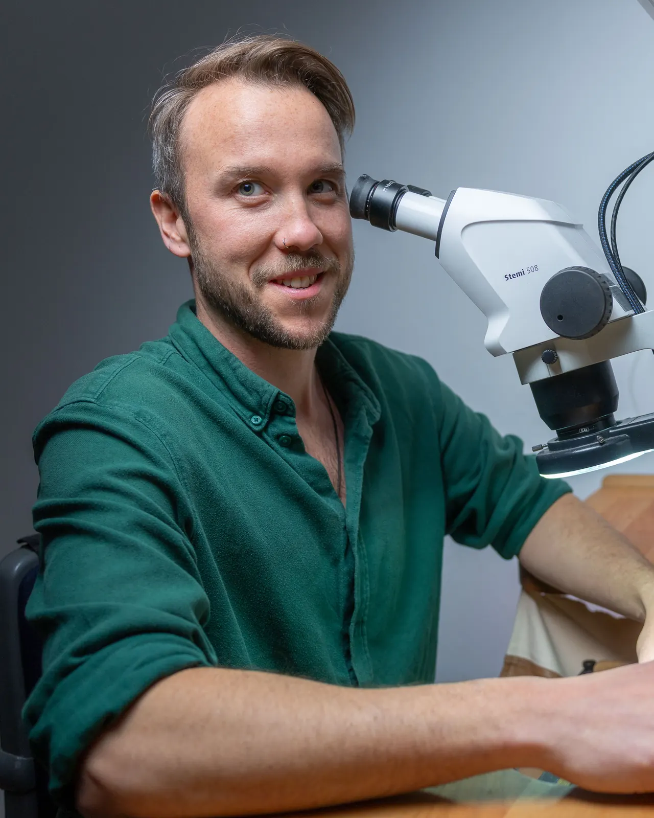 Michael Raith, Goldschmied und Edelsteinfasser, am Mikroskop in seiner Werkstatt