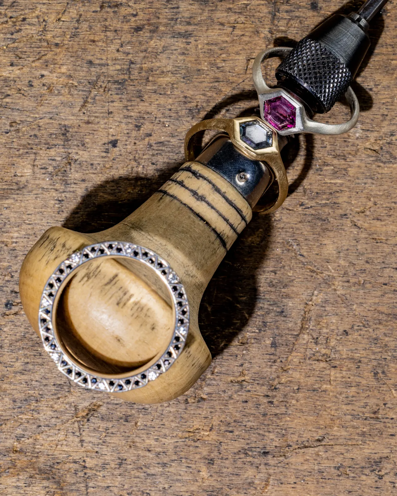 Ring mit Pavé auf dem Fasswerkzeug