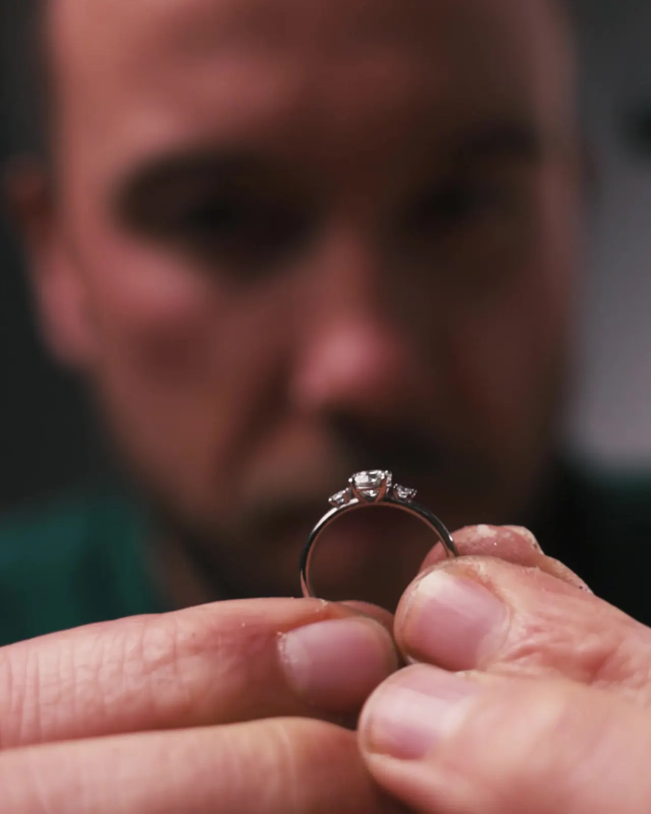 Prüfender Blick auf einen gefassten Ring