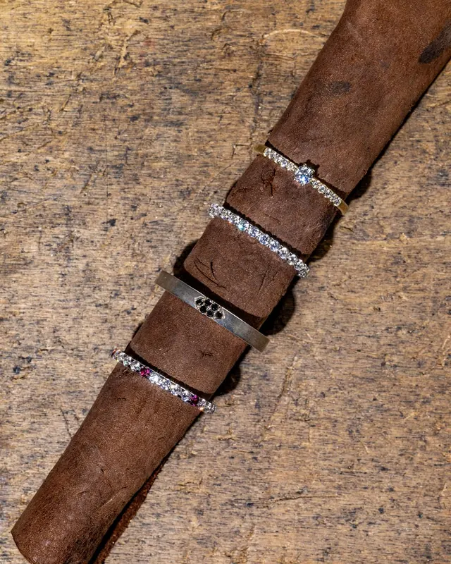 Ringe mit Diamantbesatz auf einer Lederrolle