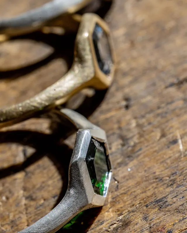 Zargenfassung: Ring mit grünem Farbstein in sechseckiger Zarge